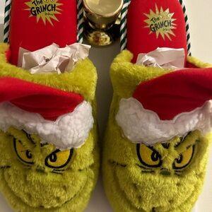 NWT: men’s grinch slippers